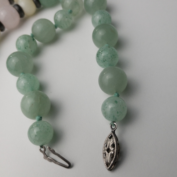 Vintage Jade Necklace Beautiful Green Wh Rose Translucent Ornate Metal Closure - Picture 6 of 7